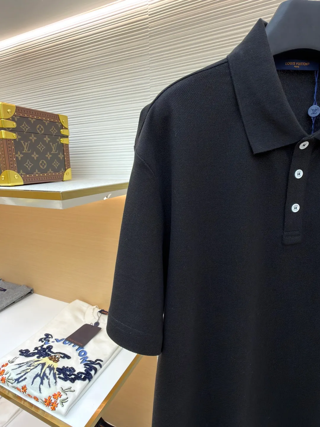 LOUIS VUITTON pin embroidered polo shirt ●Original version: purchased and developed for 6500 ●Item number: 1681203-A35 ●Fabric: pique cotton fabric ●Technology: embroidery production ●Color: black ●Version: fitted version ●Weight: about 310 grams ●Size: XS-S-M-L ●Description: The fabric is made of customized 6-corner piqué cotton, with unique shape and texture, which is breathable and comfortable, not easy to deform and has greatly increased durability; the flat-knit thread dyeing for the neckline ensures that the color of the neckline perfectly matches the overall tone of the clothes. The flat-knit thread production process makes the neckline highly elastic and fits the neck without feeling constrained when worn; a keyhole is specially made under the embroidery, and custom-made pin accessories are strung together as decorative highlights to add a sense of fashion and uniqueness to the clothes. The overall wiring is straight and delicate, the fabric is comfortable and soft, and the color is consistent without color difference. It can be matched with the same style to create a fashionable look and control various occasions. Customized accessories, complete with three standards, same style for men and women!